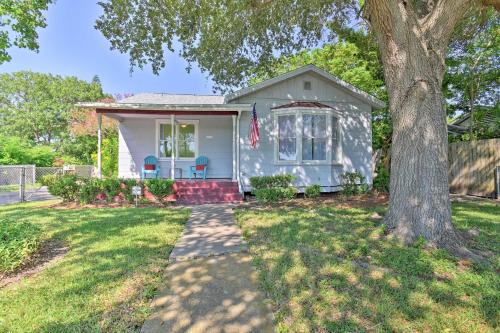 Фотография гостевого дома Vintage Corpus Christi Home - 2 Blocks From Beach!