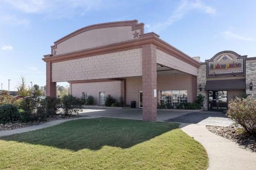 Фотографии гостиницы
Quality Inn & Suites