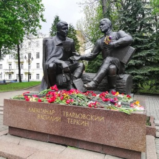 Фотография памятника Памятник Александру Твардовскому и Василию Тёркину