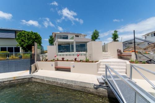 Фотография гостевого дома Luxury Waterfront Family Entertainer on Dolphin