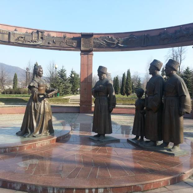 Фотография памятника Памятник 200-летию добровольного вхождения Осетии в Россию (Монумент дружбы)