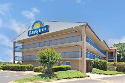 Фотография мотеля Days Inn by Wyndham Charlotte Northlake