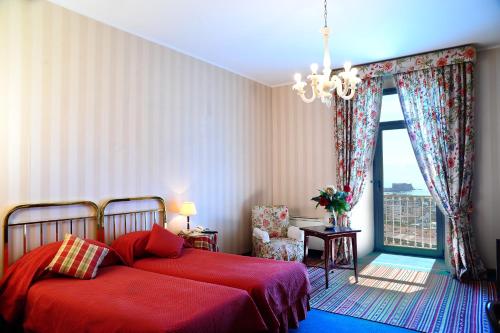 Фотография гостиницы The Britannique Hotel Naples, Curio Collection By Hilton