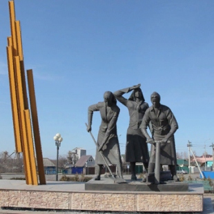 Фотография Памятник Женщинам-железнодорожницам в память о строительстве Дороги Мужества
