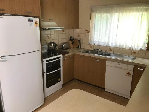 Фотография гостевого дома Lakeside Chalet & Studio