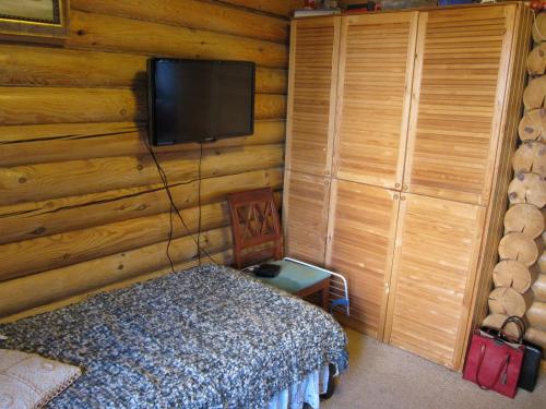 Фотографии гостевого дома 
            Просторный дом среди зелени и цветов