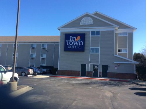Фотография гостиницы InTown Suites Extended Stay Chicago IL - Elk Grove