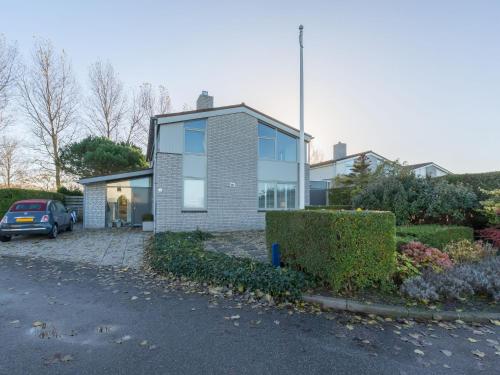 Фотография гостевого дома Spacious detached semi-bungalow with fully enclosed garden