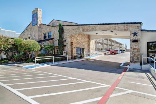 Фотография гостиницы Motel 6-Dallas, TX - Forest Lane