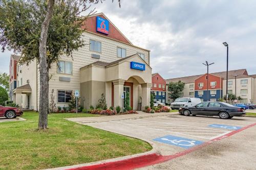 Фотография гостиницы Studio 6-Dallas, TX