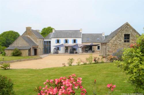 Фотография гостевого дома Maison de 6 chambres avec jacuzzy jardin amenage et wifi a Plougonven