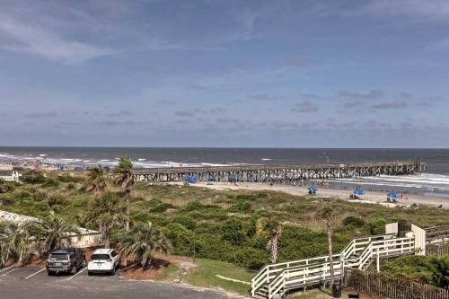 Фотография гостевого дома Isle of Palms Beachfront Condo with Balcony and Pool!