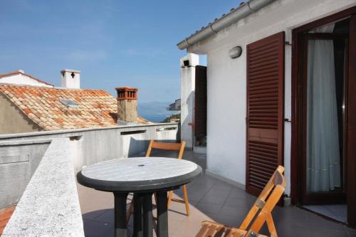 Фотография гостевого дома Apartments and rooms with parking space Vrbnik, Krk - 5302