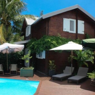 Фотография гостевого дома Chalet de 3 chambres avec piscine partagee jacuzzy et jardin amenage a Vincendo Saint Joseph