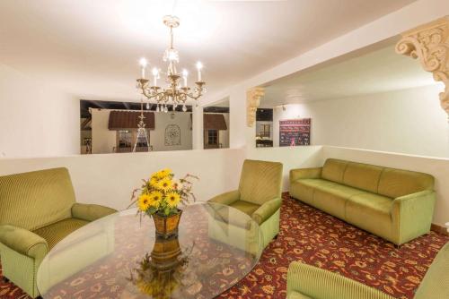 Фотография гостиницы Ramada by Wyndham Las Cruces Hotel & Conference Center