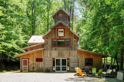 Фотографии гостевого дома 
            Jasper 7 Timbers Cabin on 15 Acres with a Creek!