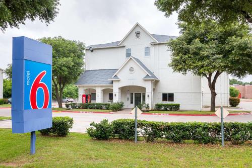 Фотография гостиницы Motel 6-Grand Prairie, TX - Near Six Flags Drive