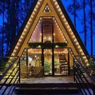 Фотография Коттеджа Частный дом A-фрейм c кaминoм и бaней в сoснoвом лeсу