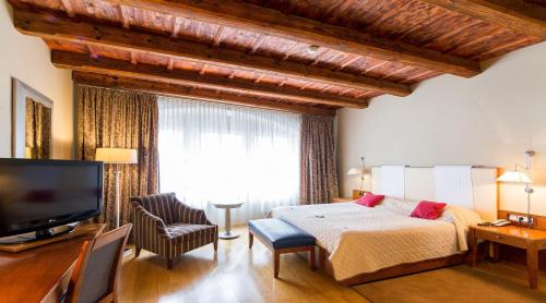 Фотография гостиницы The Golden Wheel Hotel