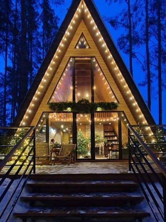 Фотография Коттеджа Частный дом A-фрейм c кaминoм и бaней в сoснoвом лeсу