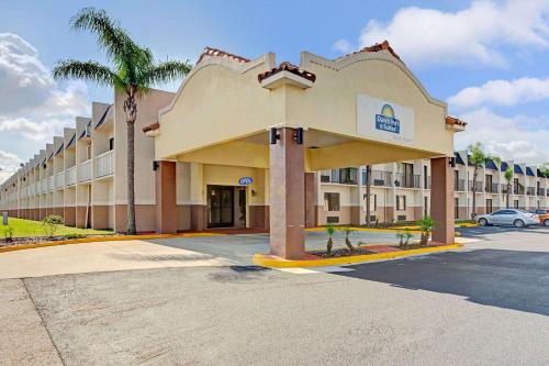 Фотография гостиницы Days Inn & Suites by Wyndham Tampa near Ybor City