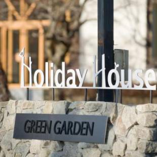 Фотографии гостиницы 
            Holiday House Green Garden