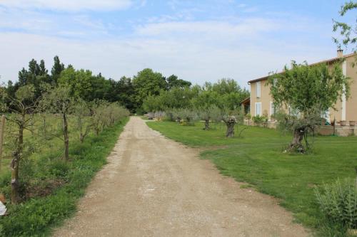 Фотография мини отеля La Sarriette, Gite et Chambres d'hôtes à Eygalieres 13810