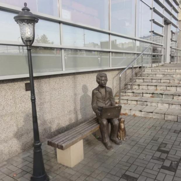 Фотография памятника Памятник Мальчик с ноутбуком