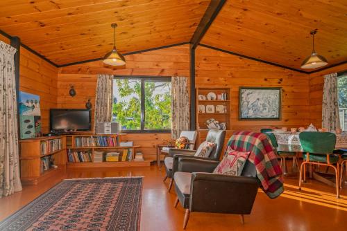 Фотографии гостевого дома 
            Retro Revival - Pauanui Holiday Home