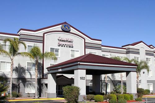 Фотография гостиницы Comfort Suites Fresno River Park