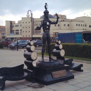 Фотография памятника Скульптура Человек-часы