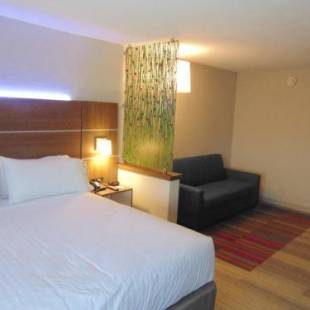 Фотографии гостиницы 
            Holiday Inn Express & Suites Wapakoneta, an IHG Hotel