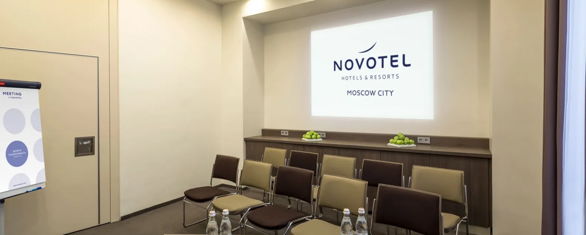 Фотографии комнаты для переговоров Гонконг Новотель Москва Сити