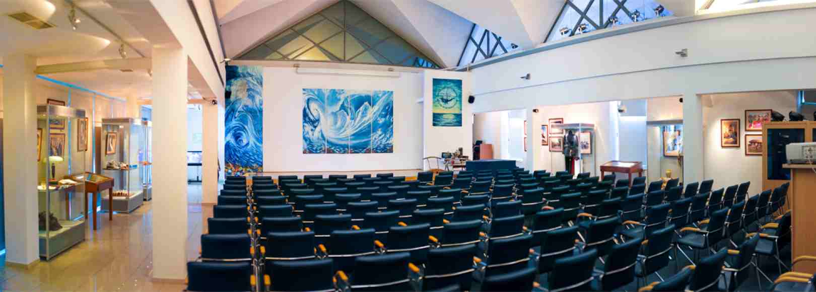 Фотография конференц-зала Конгресс-холл Главного корпуса музея