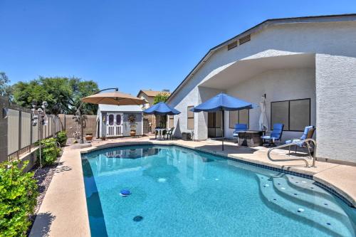 Фотографии гостевого дома
Glendale Home with Pool - Walk to NFL and NHL Games!