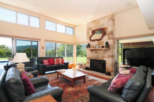 Фотография гостевого дома Bottlebrush Lodge - Great views and a pool!