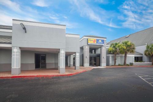 Фотография гостиницы Super 8 by Wyndham Mobile I-65