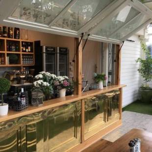 Фотографии гостиницы 
            Oscars Hotel and Cafe Bar