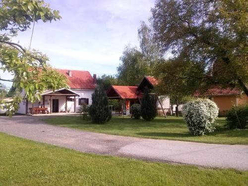 Фотография гостевого дома Apartments with a parking space Smoljanac, Plitvice - 12345