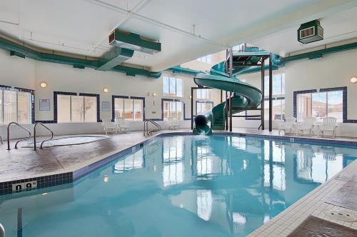 Фотография гостиницы Super 8 by Wyndham High River AB