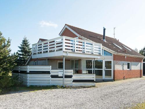 Фотография гостевого дома Five-Bedroom Holiday home in Glesborg 6