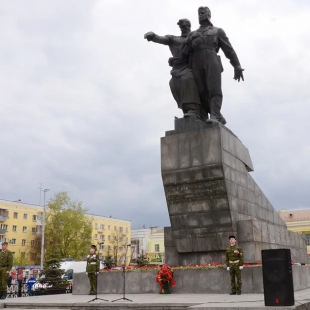Фотография Памятник воинам Уральского добровольческого танкового корпуса 