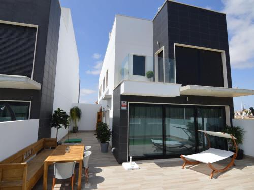 Фотография гостевого дома Attractive Holiday Home in San Pedro del Pinetar with Garden