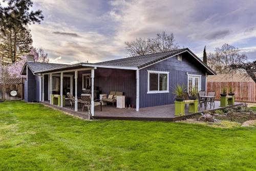 Фотография гостевого дома Central Medford Family Retreat with Large Yard!