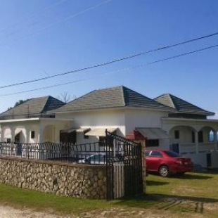 Фотография гостевого дома Hylton Enterprise