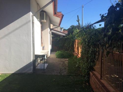 Фотография гостевого дома 2 bedrooms house at Laura 100 m away from the beach with enclosed garden and wifi