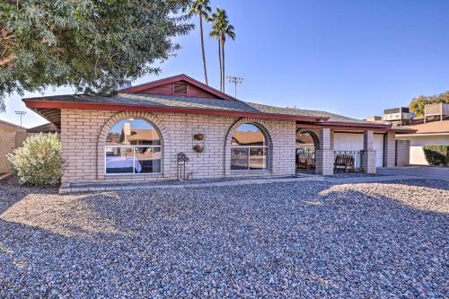 Фотография гостевого дома Luxe Glendale Escape with Pool - Golf, Swim and Hike!