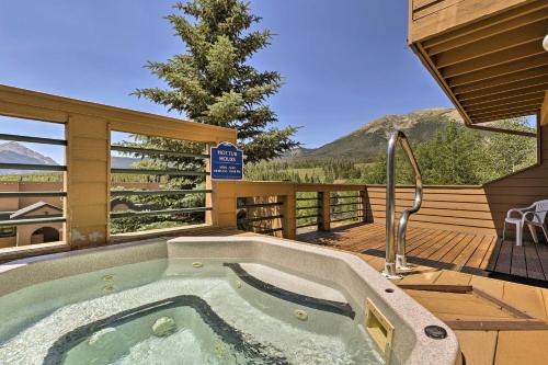 Фотография гостевого дома Silverthorne Condo with Hot Tubs and Mtn Views