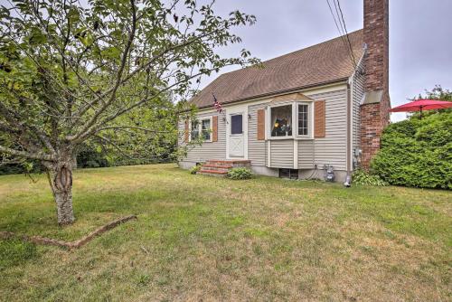 Фотографии гостевого дома
Pet-Friendly West Yarmouth Home - half Mi from Beach!