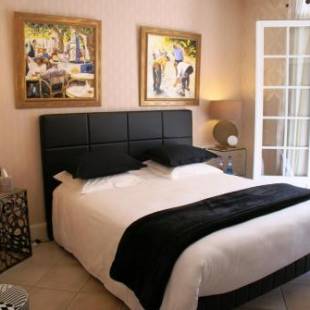 Фотографии мини отеля
CHAMBRE D'HOTES "Les Volets Bleus" - VILLA L'OLIVIER côté mer